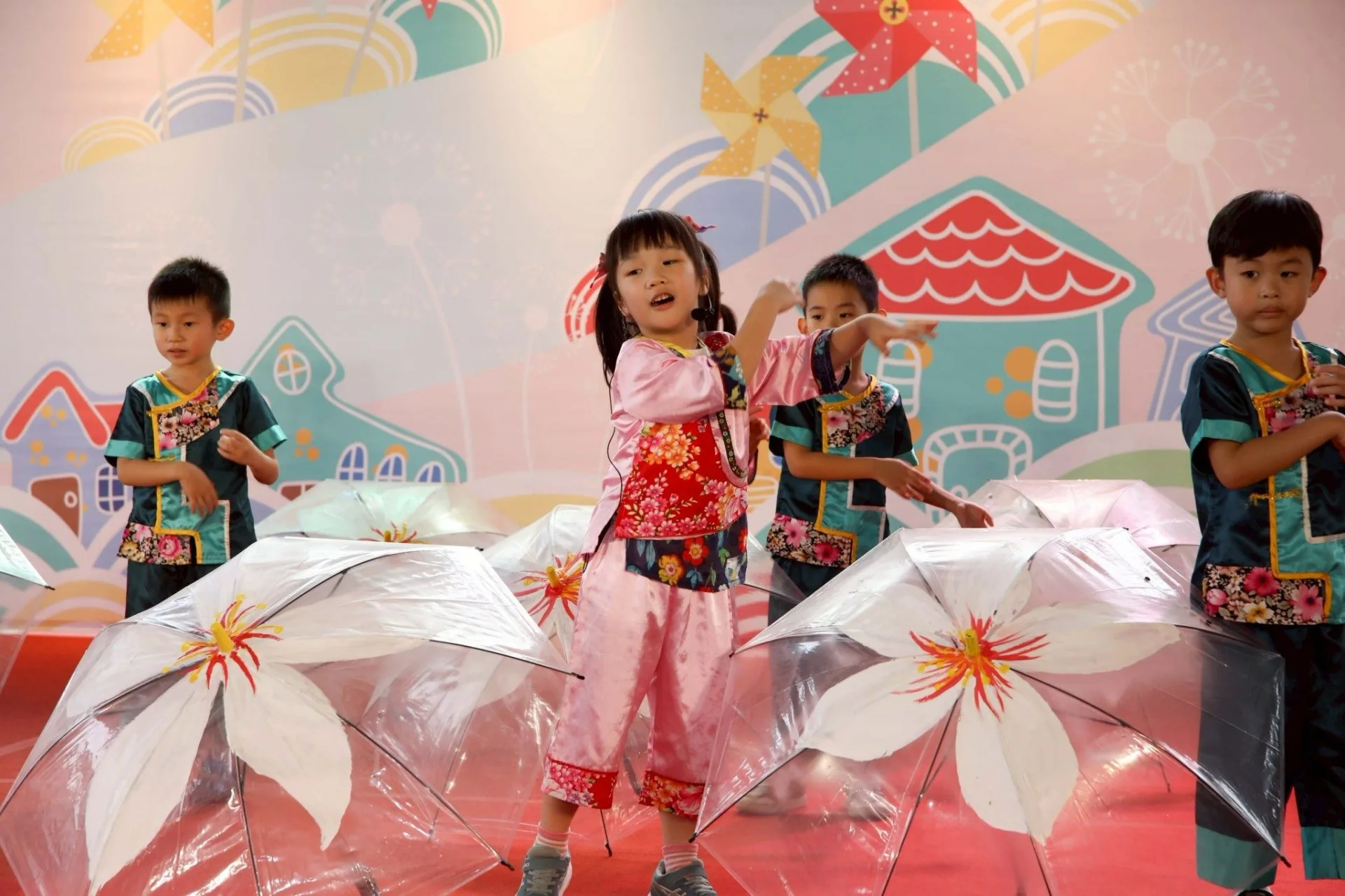 27所幼兒園將輪番上臺演出,孩子們穿上充滿海洋風格的服裝,詮釋與海洋相關的客語兒歌,講述客語故事。臺北市政府客家事務委員會提供