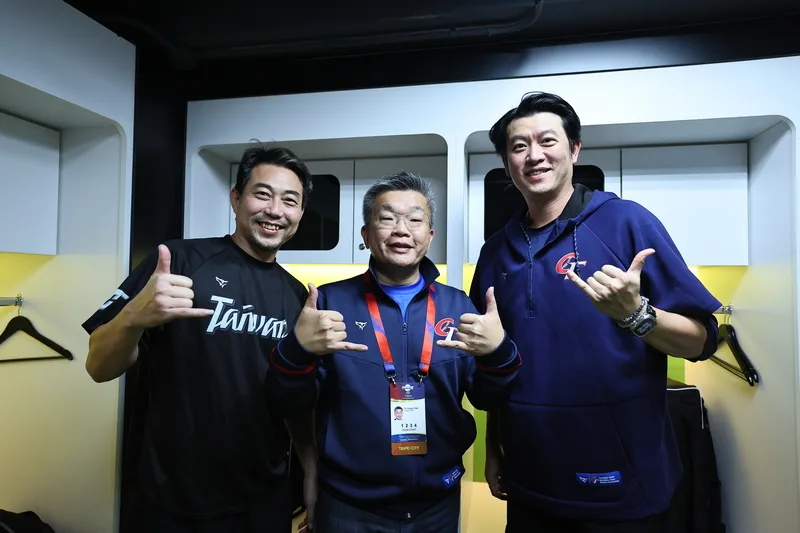 世界12強棒球賽台灣隊2024年勇奪冠軍,以12強奪冠為主題的紀錄片「冠軍之路」,訂於2026年1月上映,片中有教練王建民(右起)、中職會長蔡其昌及教練林岳平合影畫面。牽猴子提供