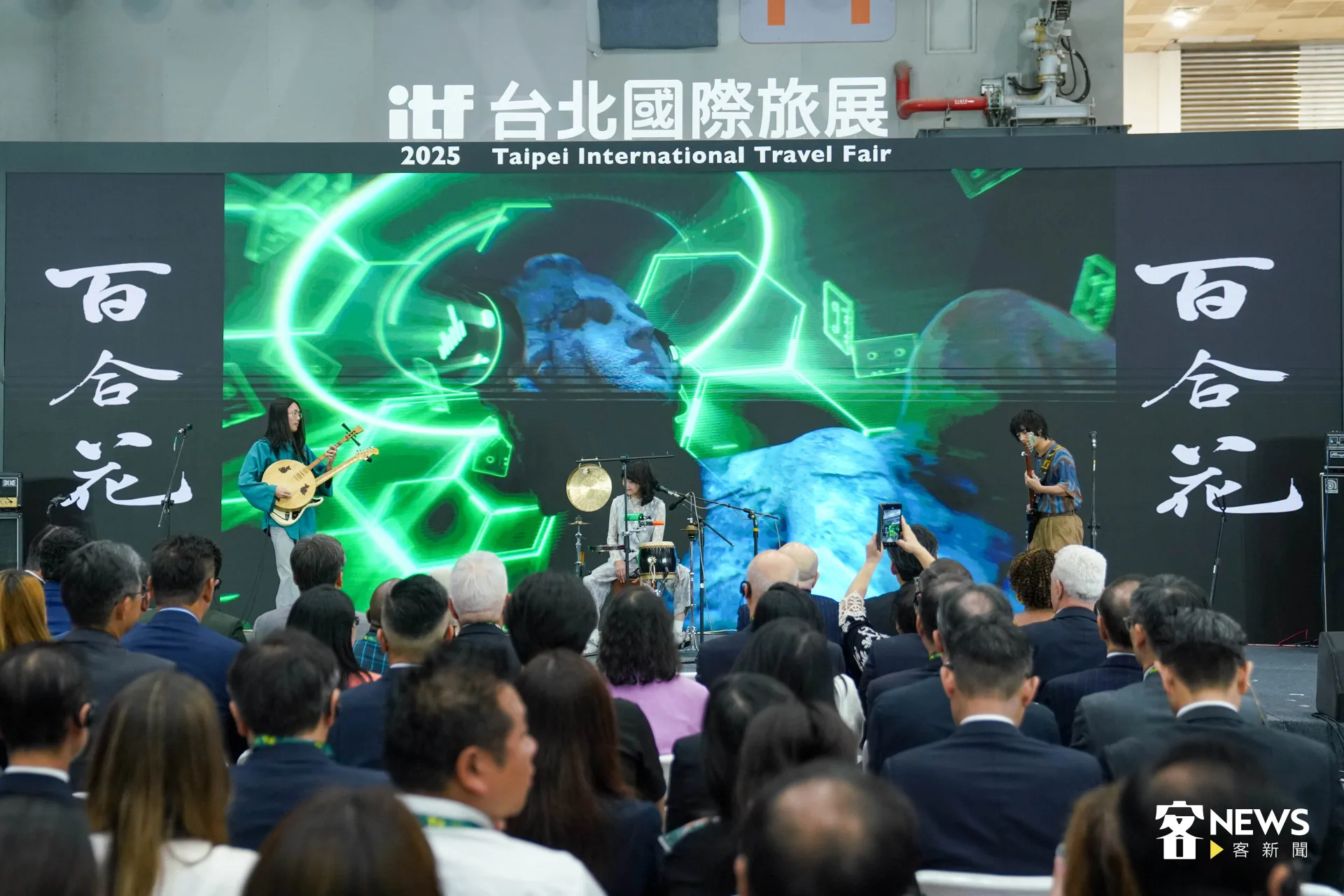 025台北國際旅展大會開幕式邀請百合花樂團演唱〈拜六〉、〈蝴蝶雙飛〉。范修語攝