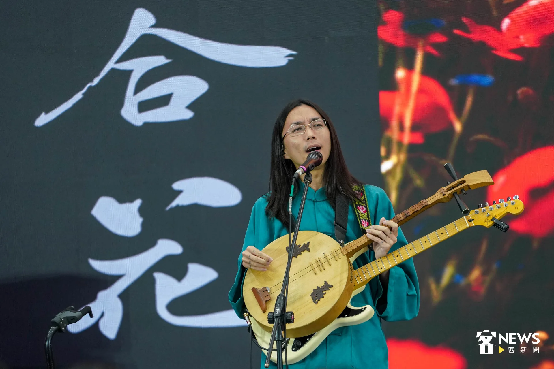 2025台北國際旅展大會開幕式邀請百合花樂團演唱〈拜六〉、〈蝴蝶雙飛〉。范修語攝