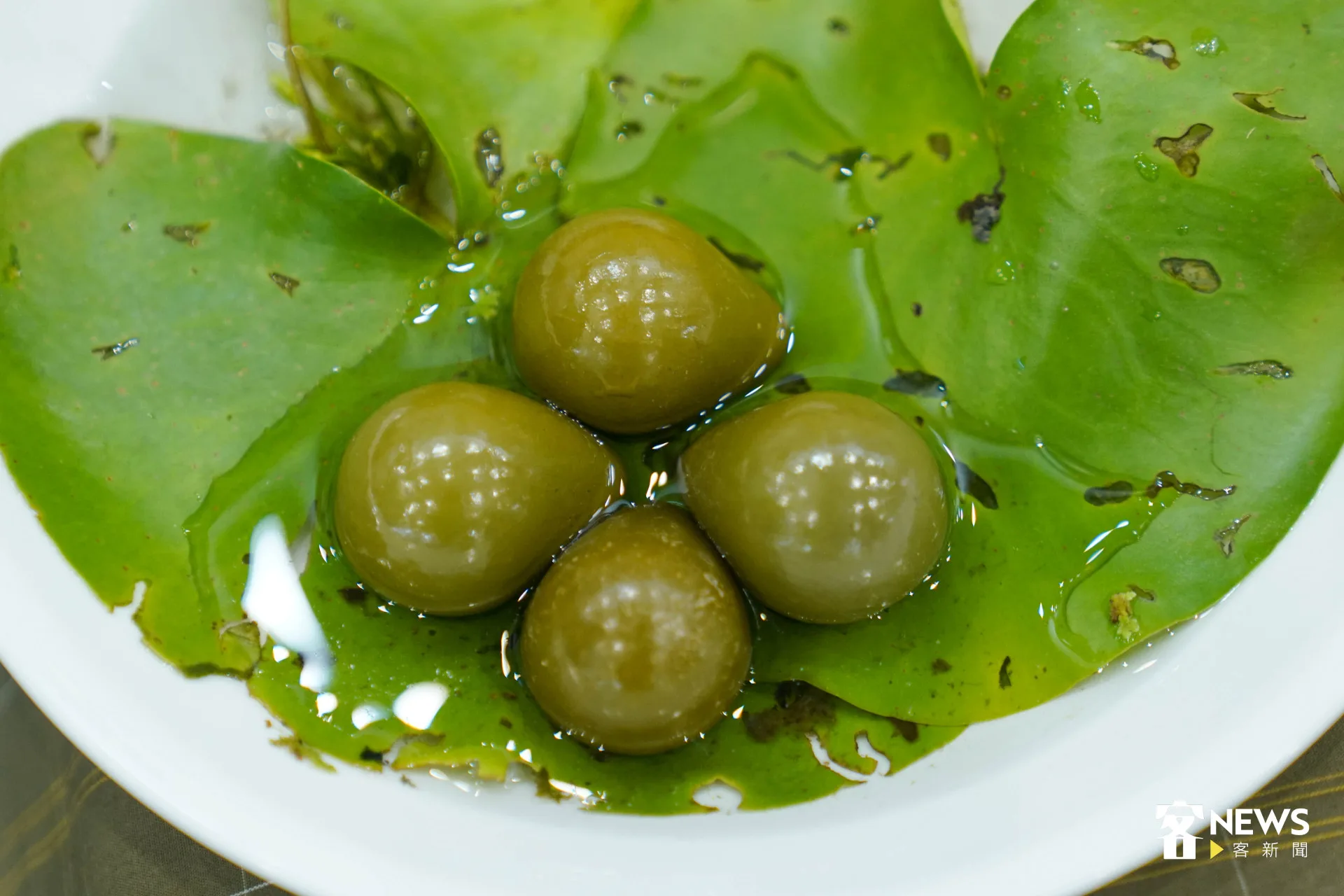 攤位現場布置襯著印度莕菜葉片的水雉蛋模型,特殊顏色和形狀十分吸睛。范修語攝