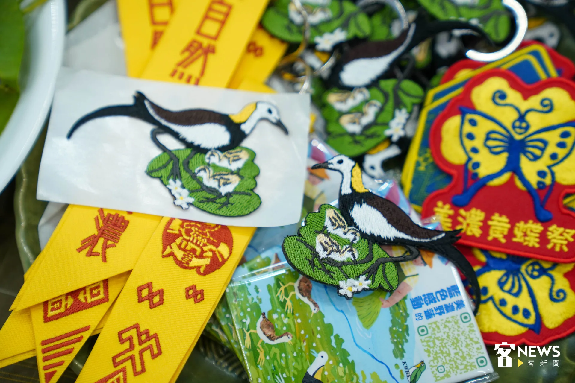 攤位還展售繡片等水雉相關文創商品。范修語攝
