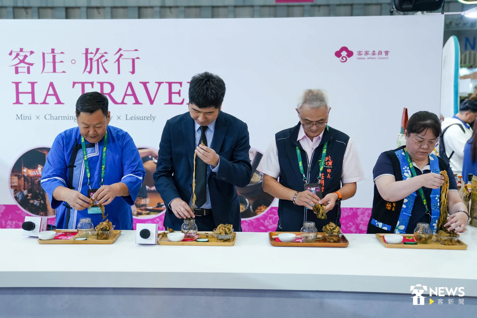 客委會副主委邱星崴(左2)、新竹縣北埔鄉長莊明增(左3)等人體驗手作覆菜。范修語攝