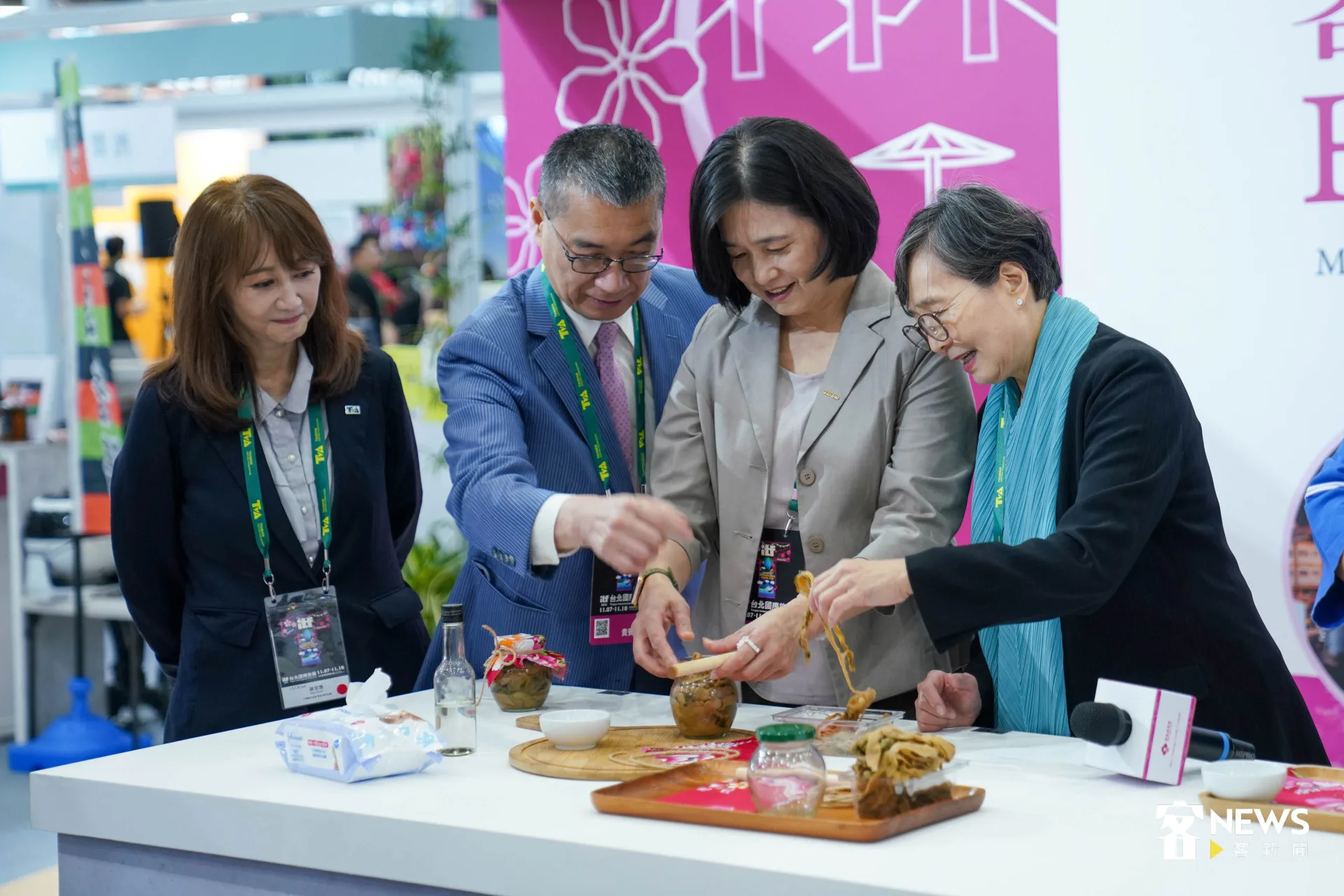 ITF籌備委員會主委葉菊蘭(右起)、觀光署長陳玉秀、民進黨秘書長徐國勇、台灣觀光協會會長簡余晏,體驗手做覆菜。范修語攝