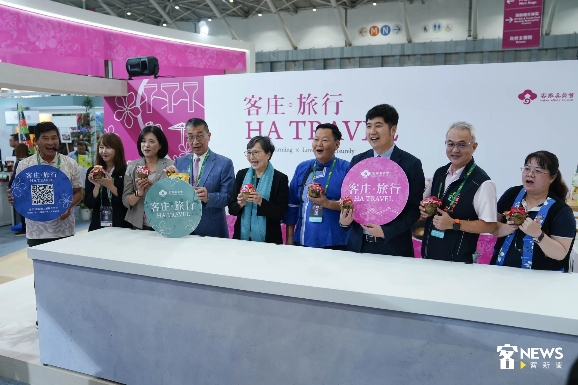 2025台北國際旅展客家主題館開幕式,眾人手捧自製覆菜。范修語攝