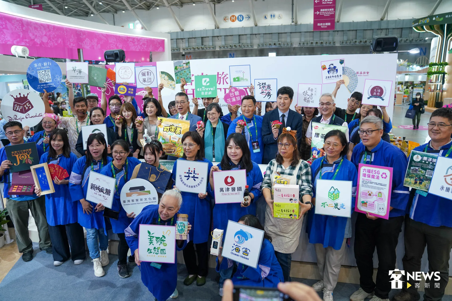 客家主題館攤商夥伴大合照。范修語攝