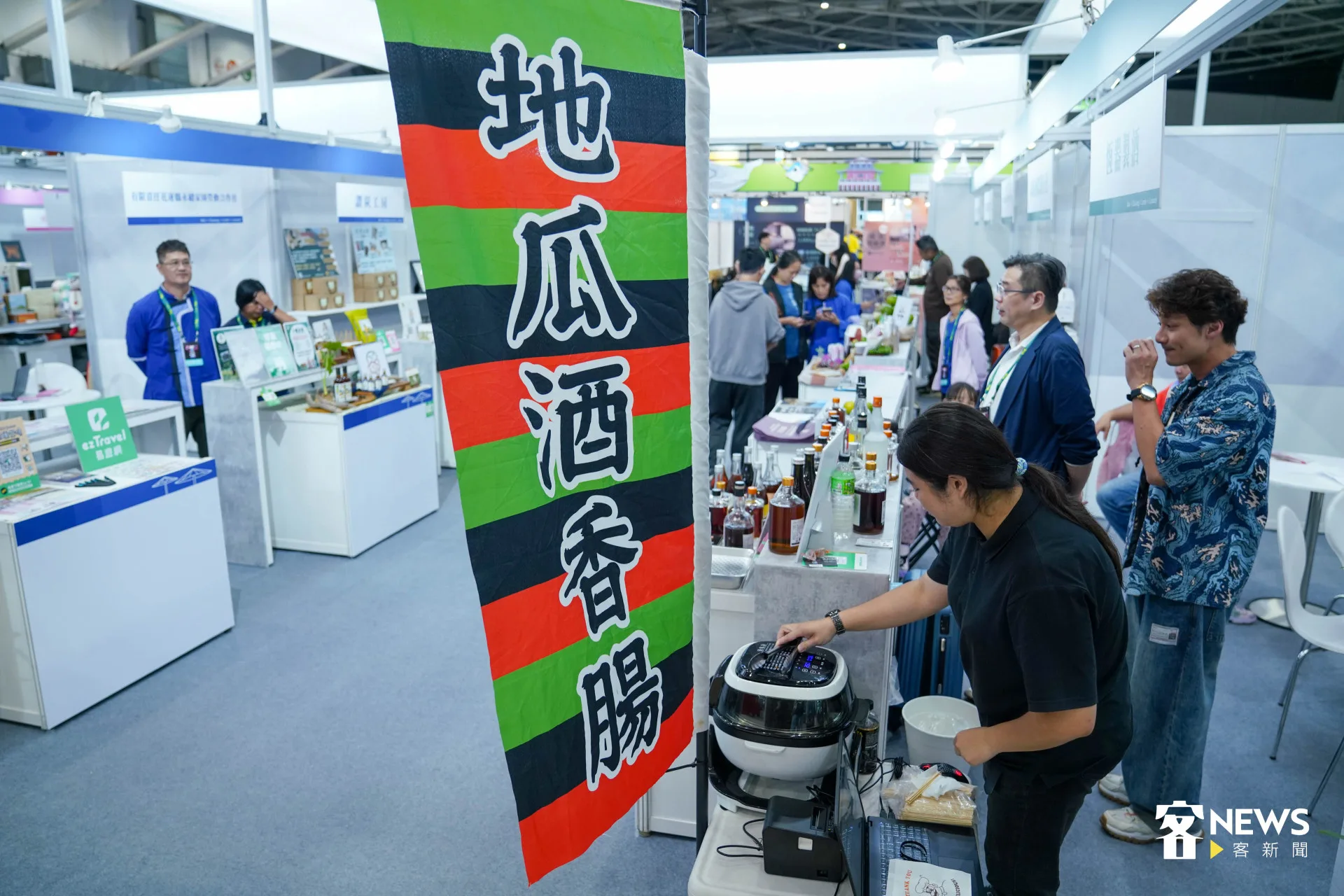 地瓜酒香腸在旅展現場熱賣。范修語攝