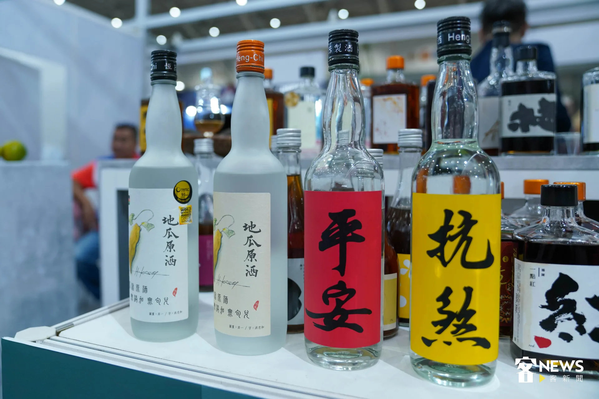 兩代地瓜原酒和75度抗煞平安酒。范修語攝