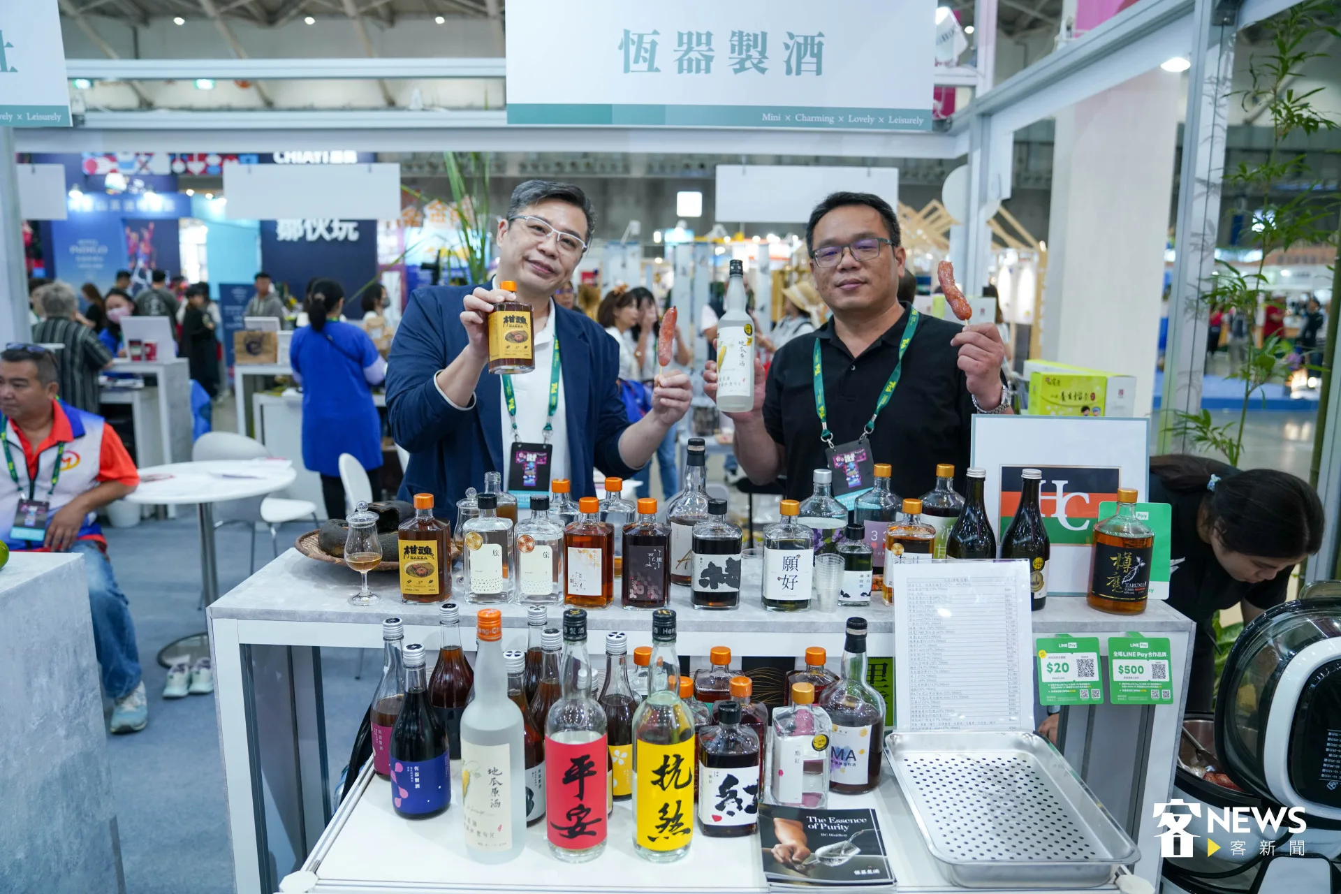 恆器製酒老闆羅己能(右)、好飲學院創辦人李津辰(左)。范修語攝