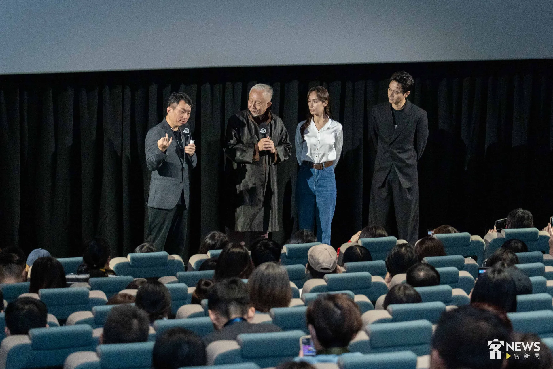 《丟包阿公到我家》8日晚間在金馬影展舉行全台首映,滿場觀眾粉絲爆棚,左起金馬執委會主席聞天祥、演員張曉雄、小薰以及劉冠廷。李台源攝