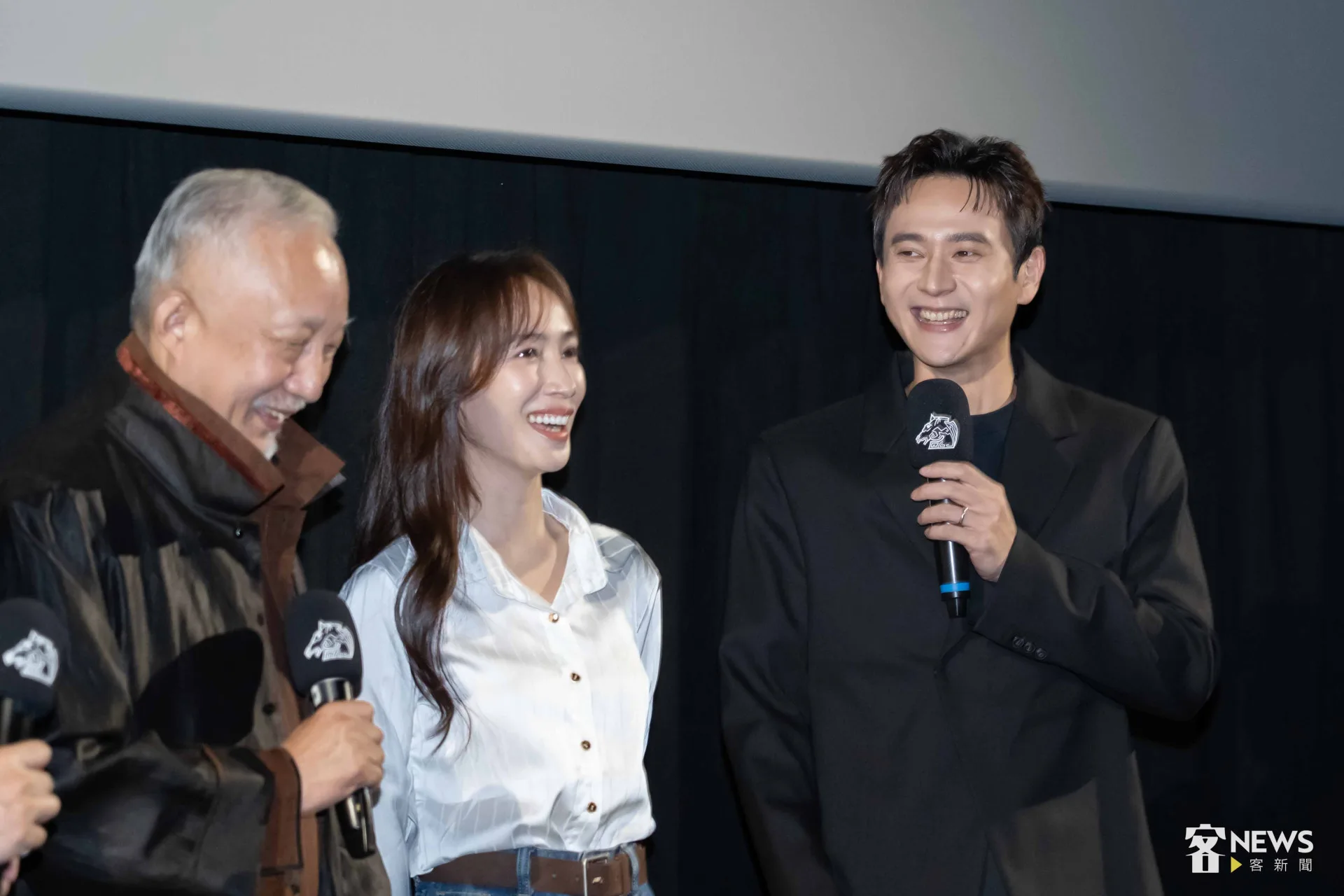 劉冠廷(右)、小薰(中)與張曉雄(左)8日晚間出席電影《丟包阿公到我家》金馬首映。李台源攝