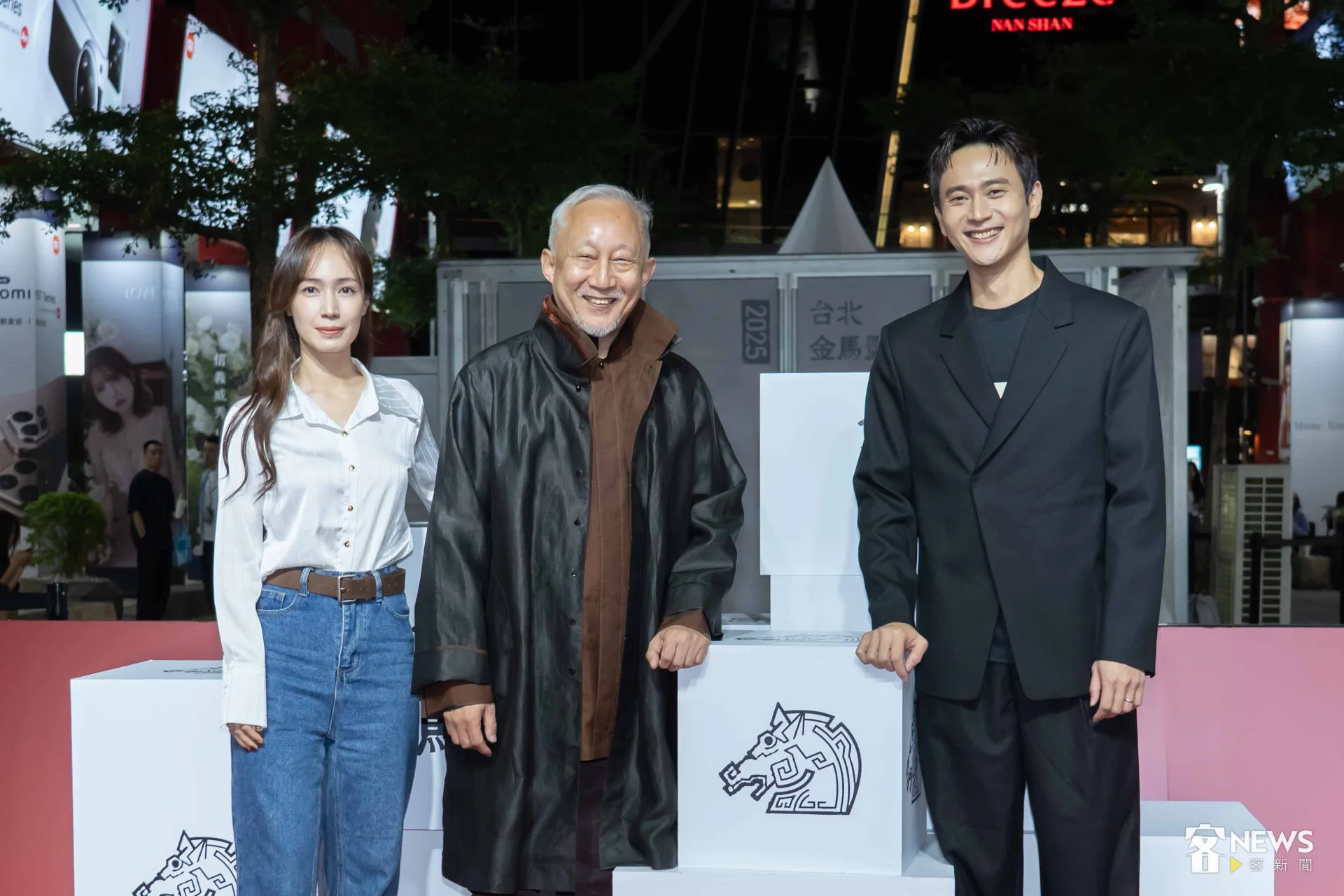 劉冠廷(右)、張曉雄(中)與小薰(左)8日晚間現身信義區,出席電影《丟包阿公到我家》金馬首映。李台源攝