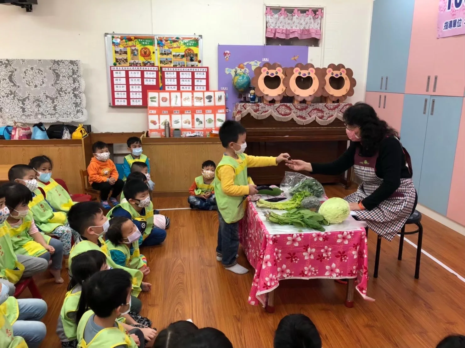 教室布置做忠山市場攤位,裡背肚有以上个菜,還有玩具店个塑膠幣,分細朋友學習買菜用。邱秀坊提供