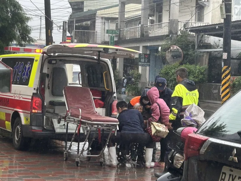 颱風鳳凰逼近,馬太鞍溪堰塞湖水位紅色警戒,弱勢、行動不便者由消防或救護車協助撤離至收容處所避難。花蓮縣警察局提供