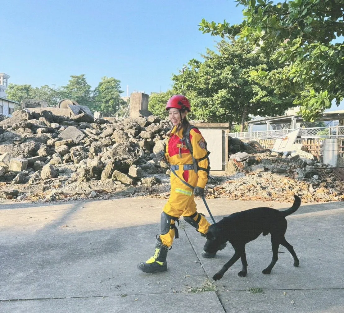 領犬員小隊長羅竹君表示,Clint在面對複雜地形時仍能冷靜搜尋。基隆市政府提供