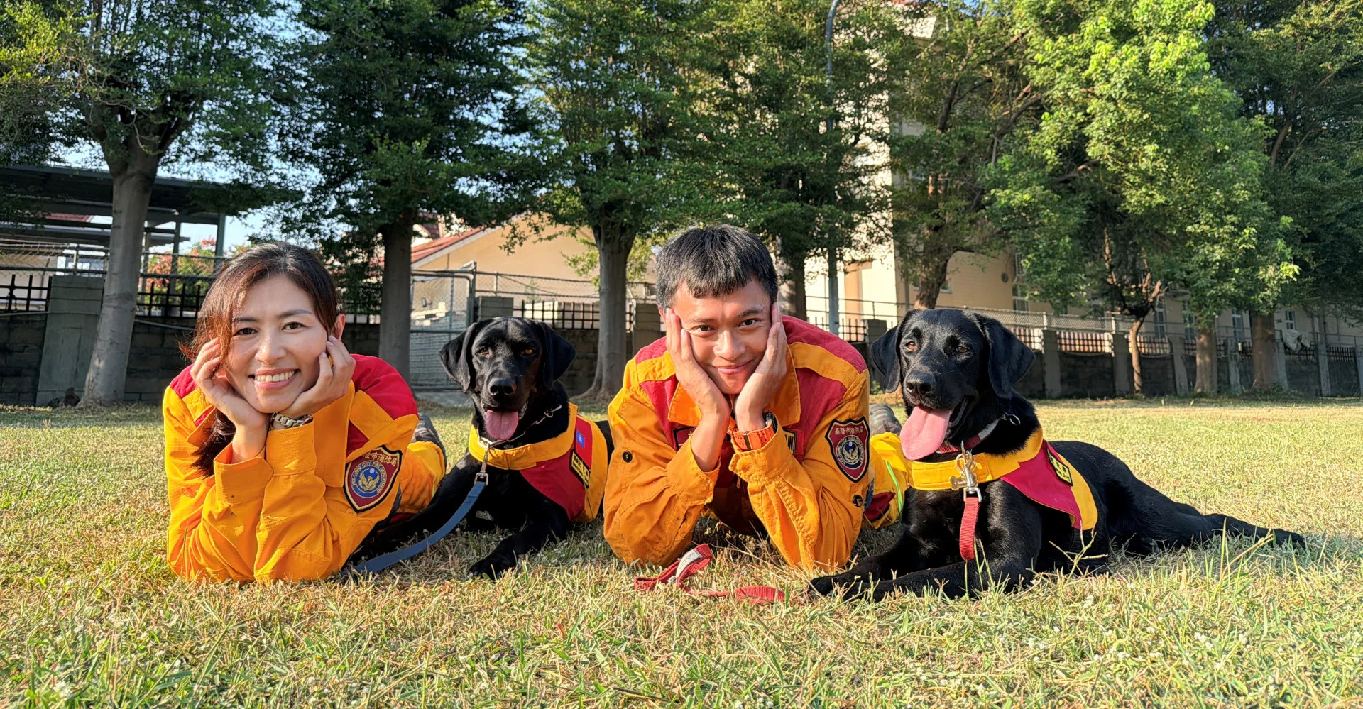 領犬員平時也要和搜救犬培養感情。基隆市政府提供