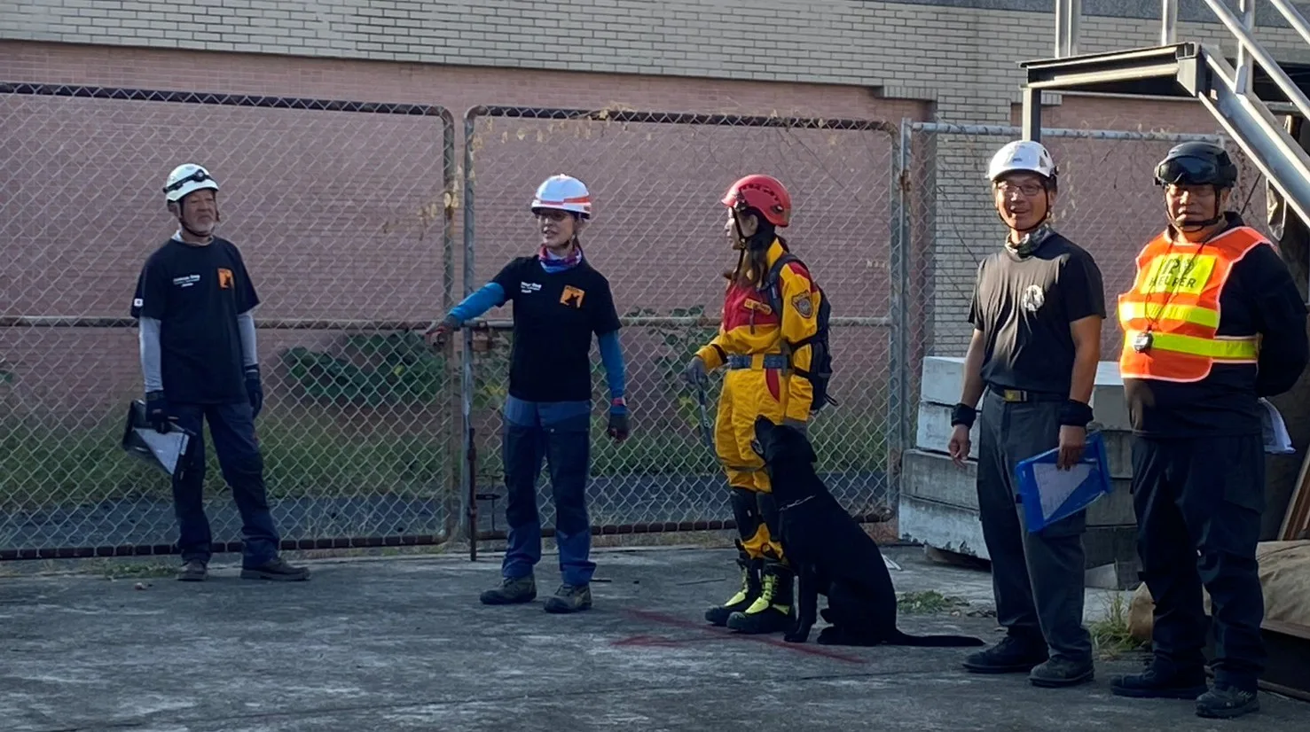 參加10月份的國際搜救犬組織認證吠叫示意。基隆市政府提供