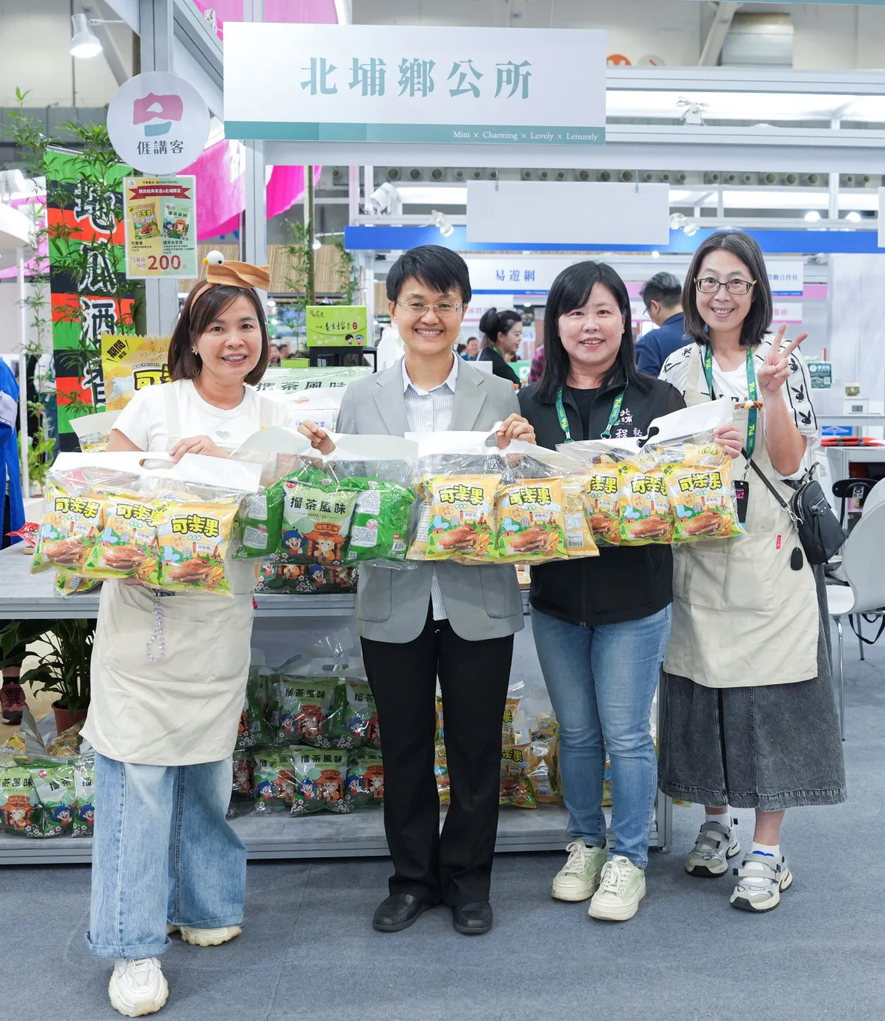 客委會主委古秀妃與客家館參展業者合影,表達感謝。