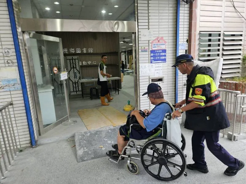 颱風鳳凰逼近,馬太鞍溪堰塞湖水位紅色警戒,弱勢、行動不便者由消防或救護車協助撤離至收容處所避難。花蓮縣警察局提供