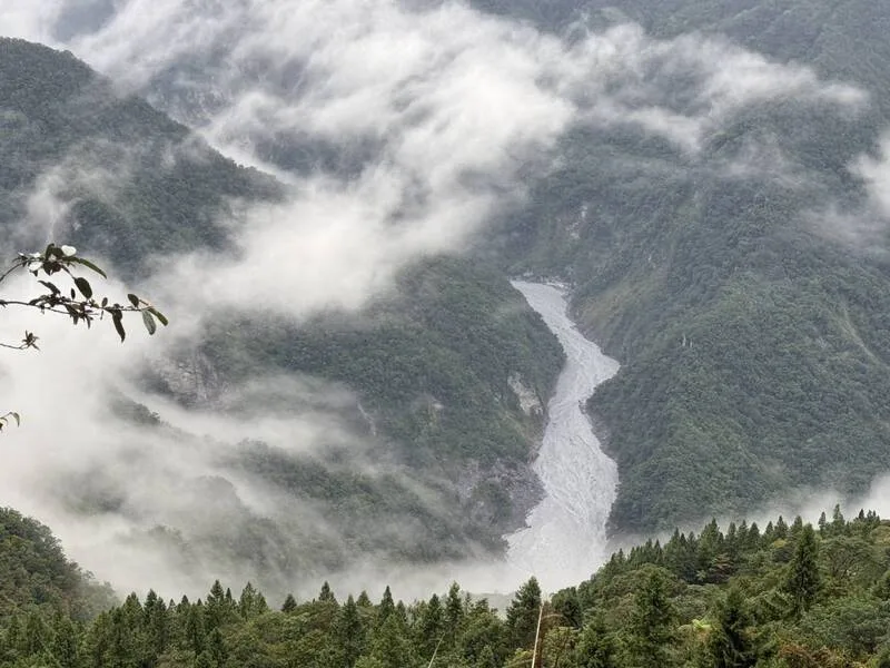 颱風鳳凰逼近,馬太鞍溪集水區未來24小時預估累積降雨量435.4毫米,達紅色警戒標準,發布紅色警戒。圖為10日上午馬太鞍溪堰塞湖狀況。農業部林保署花蓮分署提供