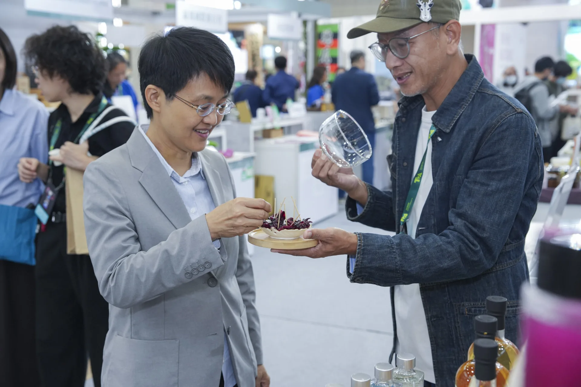 客委會主委古秀妃今天逐一與客家館參與業者寒暄、加油打氣並感謝。