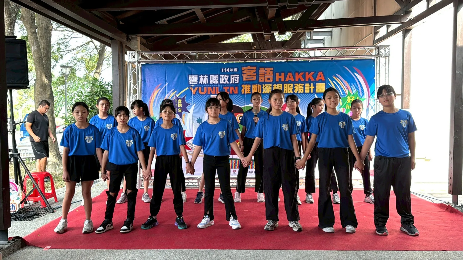 「客語深根服務計畫」成果展上，崙背國小學生以詔安客事，齊聲朗頌校園美好。翻攝自 詔安客家文化館臉書