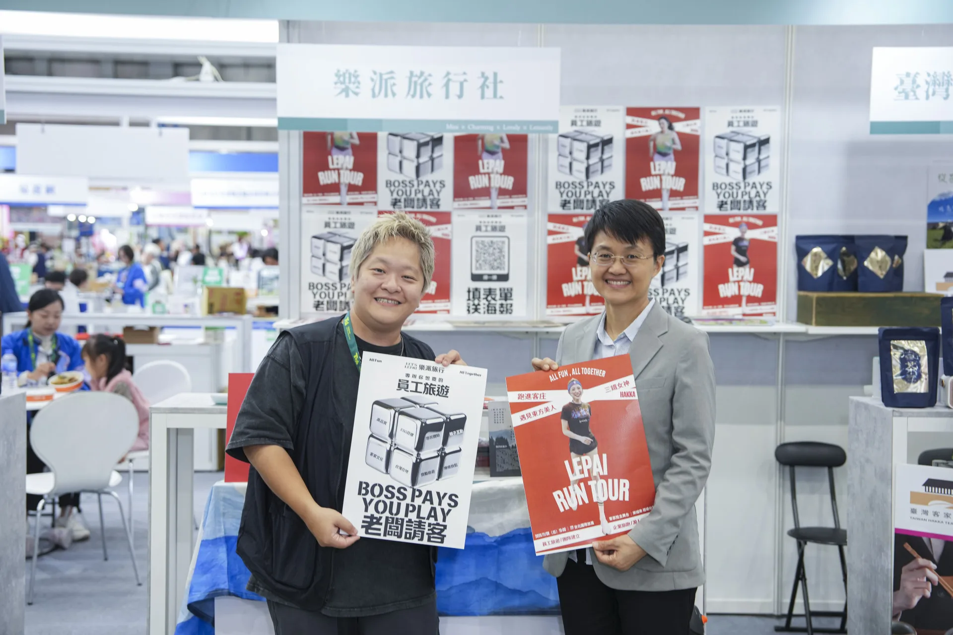 客委會主委古秀妃與客家館參展業者合影,表達感謝。