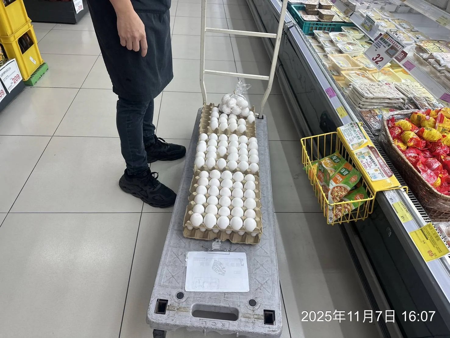 新竹縣2超市預防性下架同批號雞蛋。新竹縣政府提供