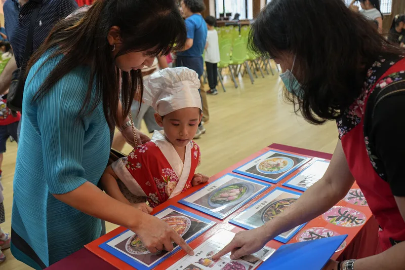 屏東縣政府客語成果展,以客家米食為主題,讓親子挑戰客語關卡,以客語講出各種客家美食名稱。中央社