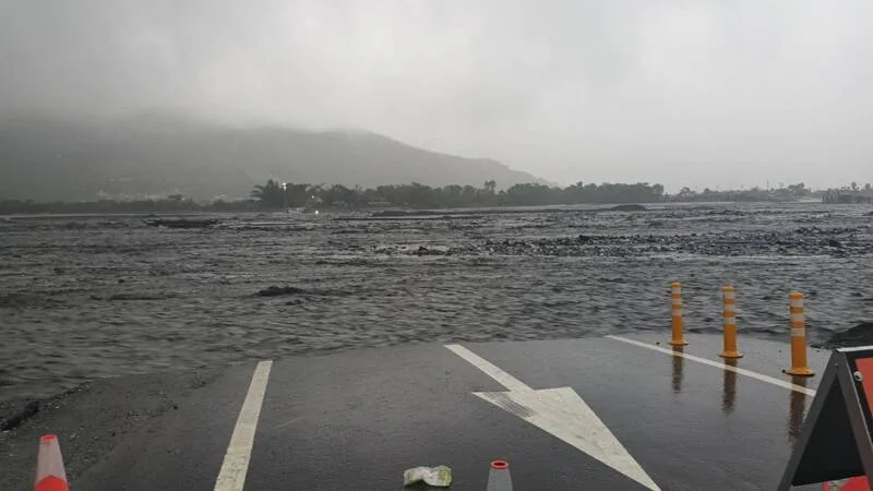 馬太鞍溪堰塞湖溢流口持續緩慢沖刷下切，若壩體因沖刷造成一次性潰決，估計剩餘水量流出後，下游河道水位平均將抬升約35公分。圖為11日下游馬太鞍溪便道處溪水滾滾。民眾提供