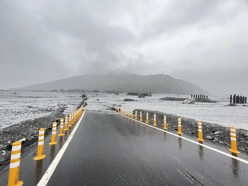 馬太鞍溪水漫過河床淹沒台9線231公里附近車道，馬太鞍溪的溪底涵管便道全部淹沒在洪水中，公路局11日表示，目前洪流持續中，待水退後即進行實際災況調查。<br />公路局東區養護工程分局提供