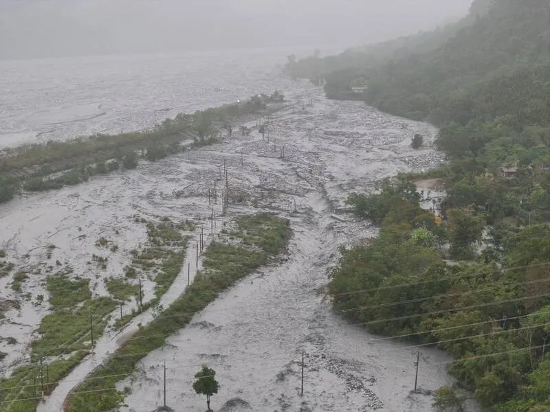 受颱風外圍環流及東北季風影響,花蓮馬太鞍溪水暴漲,從左岸無堤防處沖入萬榮鄉明利村。民眾提供
