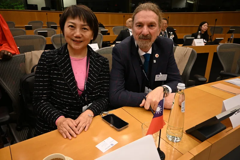 立法委員范雲(左)7日以台灣共同主席身分參與在比利時布魯塞爾舉行的IPAC年度峰會,呼籲應重視中國跨境鎮壓的問題。中央社