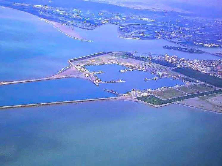 三十年前齊柏林,受邀替完工的南寮漁港所拍下的照片,是連大型漁船都可進港的。陳權欣翻攝