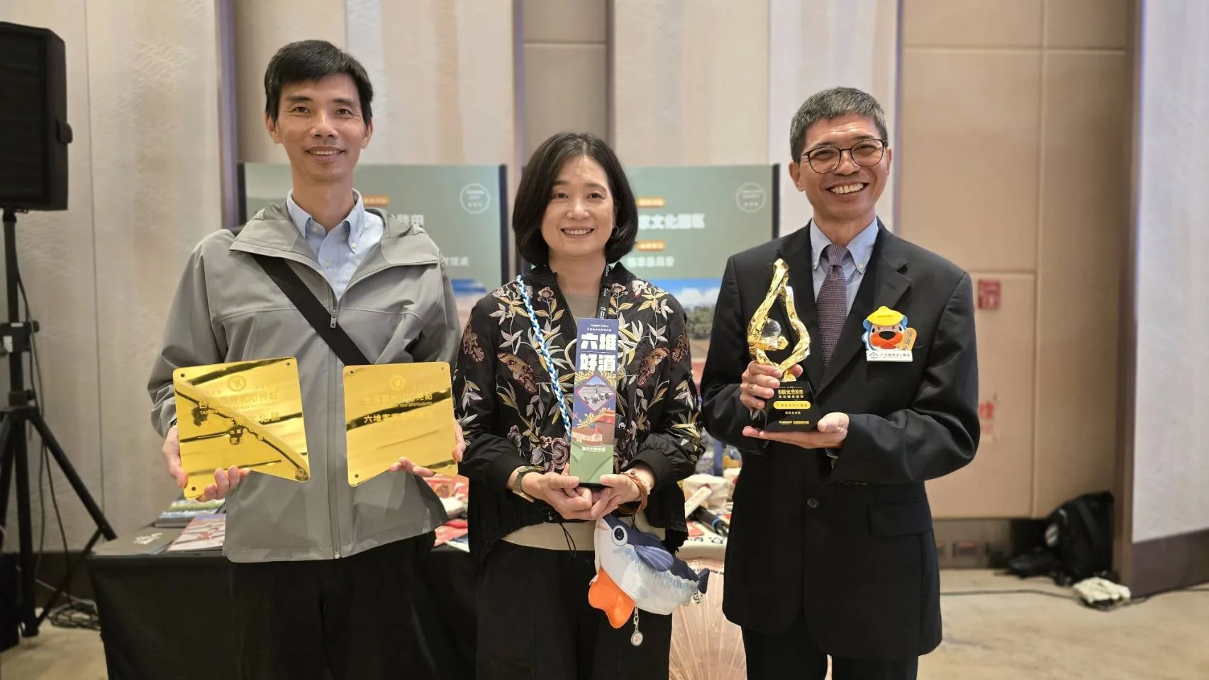 交通部觀光署長陳玉秀(中)與客發中心主任何金樑(右)合影。客發中心提供