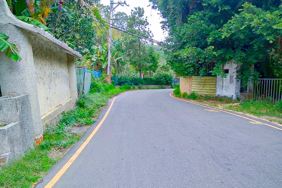 香山丘陵原本設有一個營,佈防整個海岸線,如今只剩圍牆與大門,長滿雜草成為廢墟。陳權欣攝