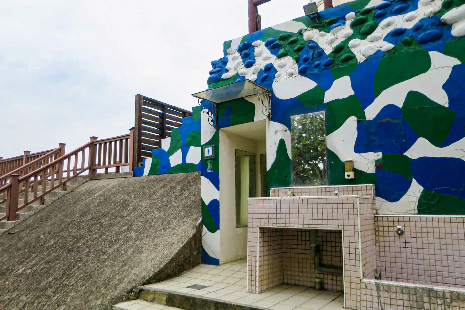 海岸不設防把原本的海防哨改成觀光廁所。陳權欣攝