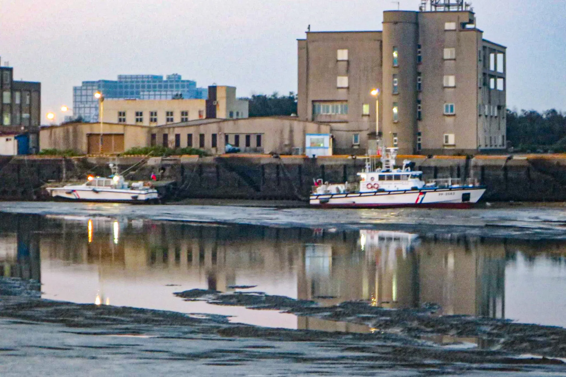 南寮漁港海防哨碼頭在退潮時連海防艇都擱淺無法出海巡邏。陳權欣攝