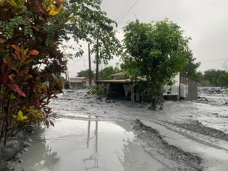 受颱風外圍環流及東北季風影響,花蓮馬太鞍溪水暴漲,從左岸無堤防處沖入萬榮鄉明利村,泥水灌入民宅。民眾提供