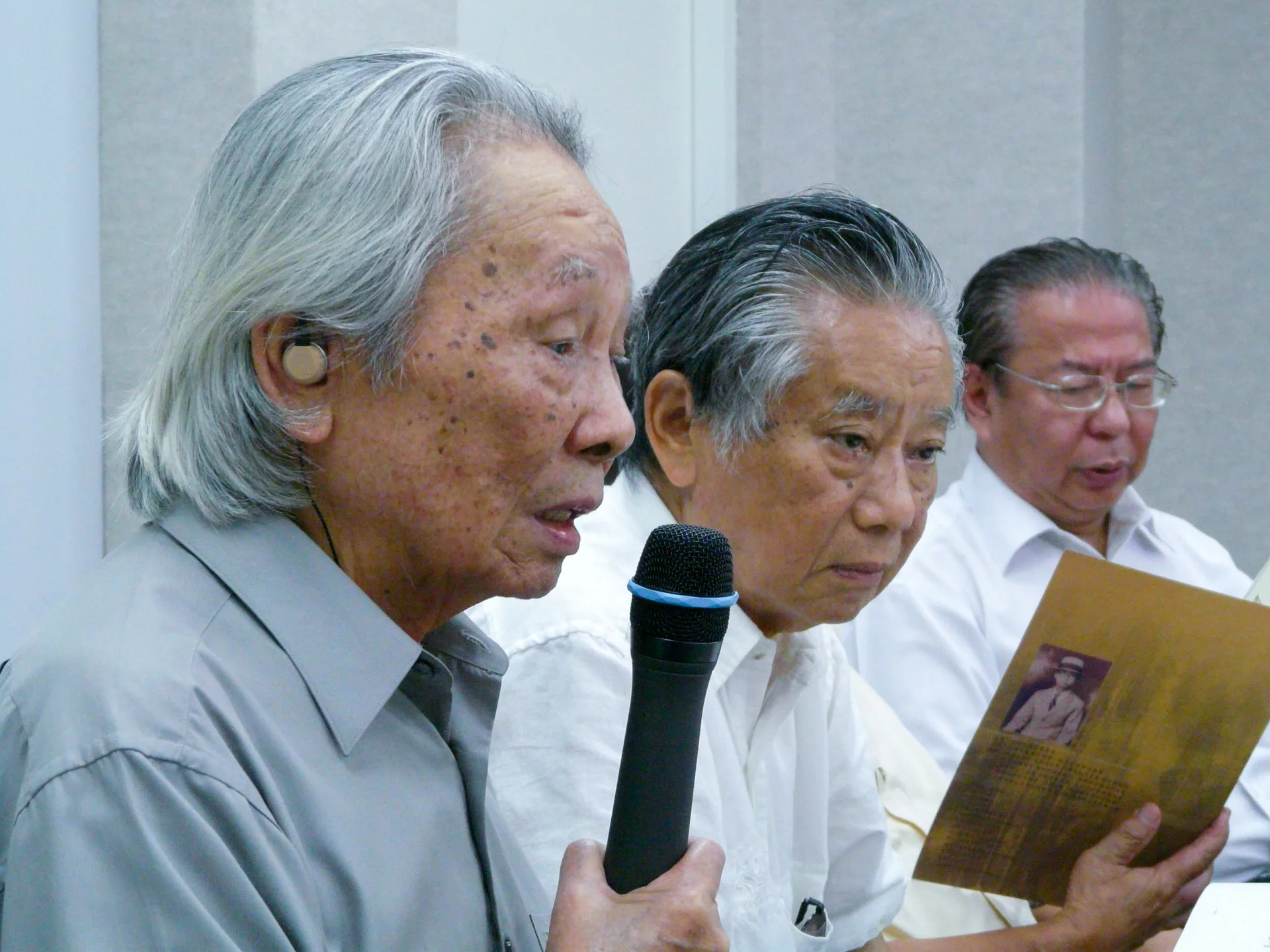 鍾肇政（左）、林柏燕（中）與盧孝治（右）長期關心台灣政治，尤其鍾肇政常講：沒有客家話也就沒有客家人了，他不斷呼籲大家要努力傳承客家話，也不斷要求政府負起責任傳承客家話。楊國鑫攝