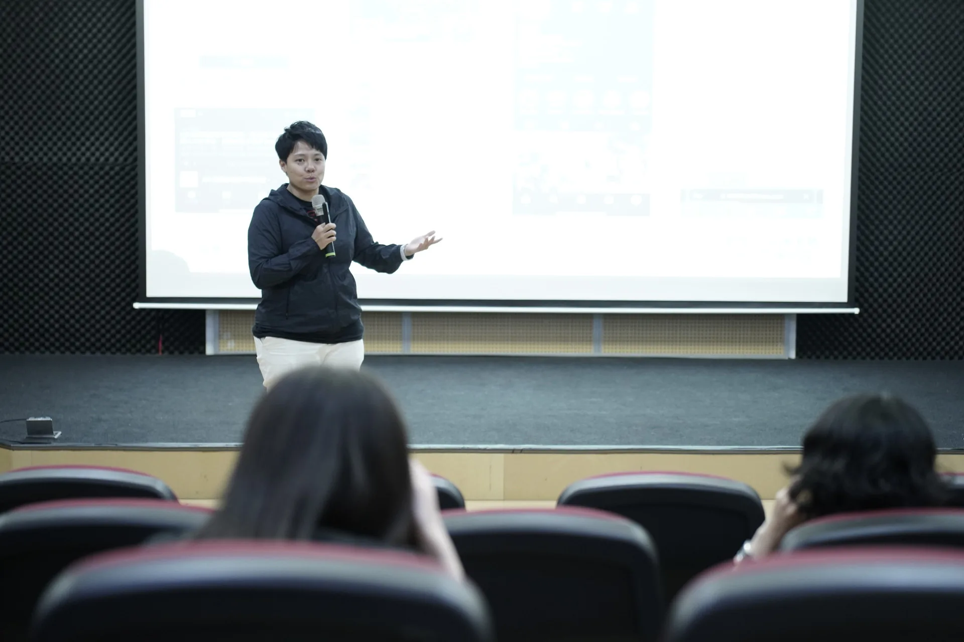 九月份辦理串流培訓講座,邀請講師敏迪與學員們分享國際新聞製播歷程。臺北市政府客家事務委員會提供