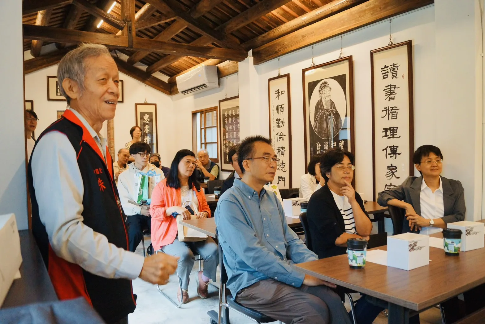 客委會主委古秀妃(右)訪視縣定古蹟朱氏家廟。客家委員會提供