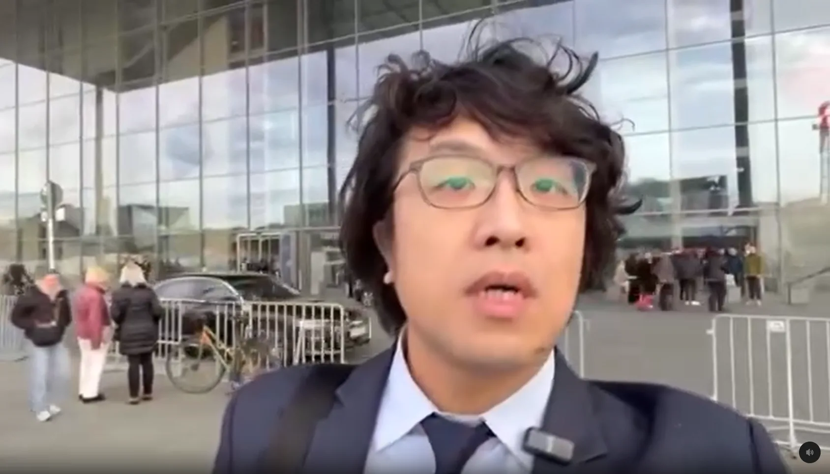 中共揚言全球追捕立委沈伯洋,沈柏洋12日在德國國會前發布影片,強調作為勇敢的台灣人不會退縮。翻攝Threads