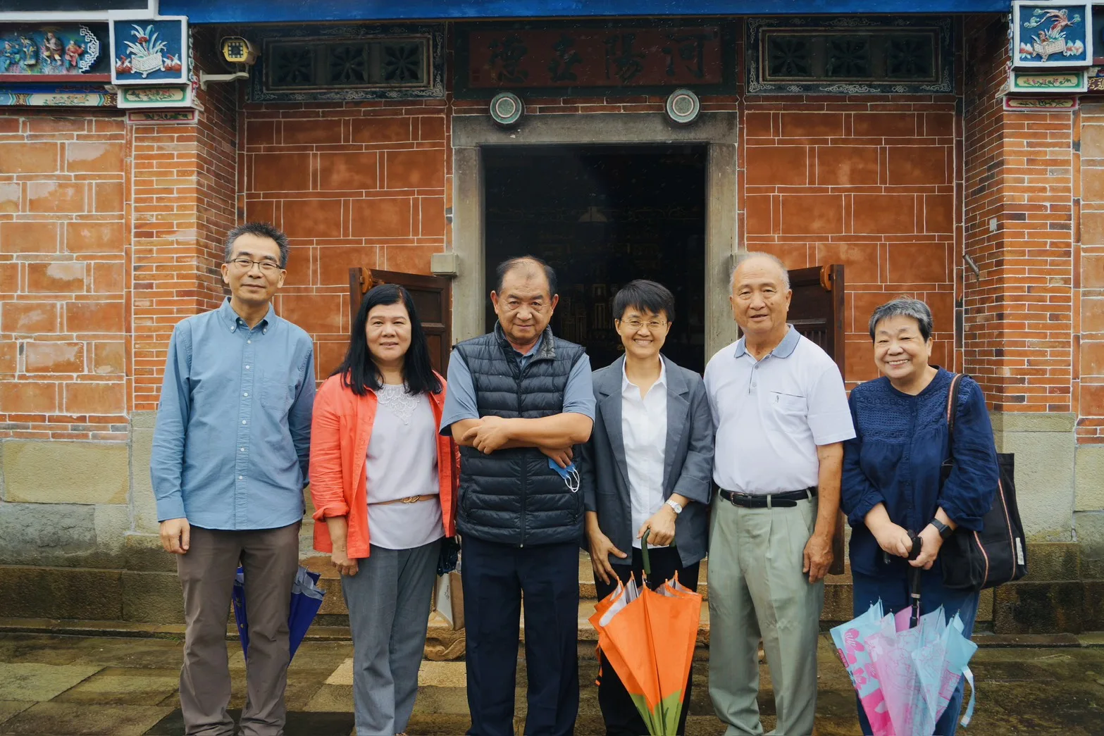 客委會主委古秀妃一行人於潘屋前合影。客家委員會提供