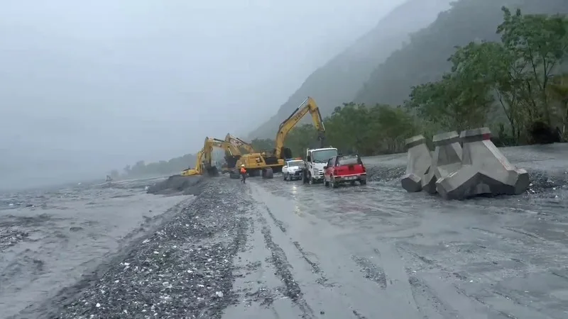 花蓮分署表示,由於新的堰塞湖產生,紅色警戒仍維持,建議地方政府繼續維持紅色警戒相關作為,隨後緊急通知下游施工單位,儘速離開河道。民眾提供