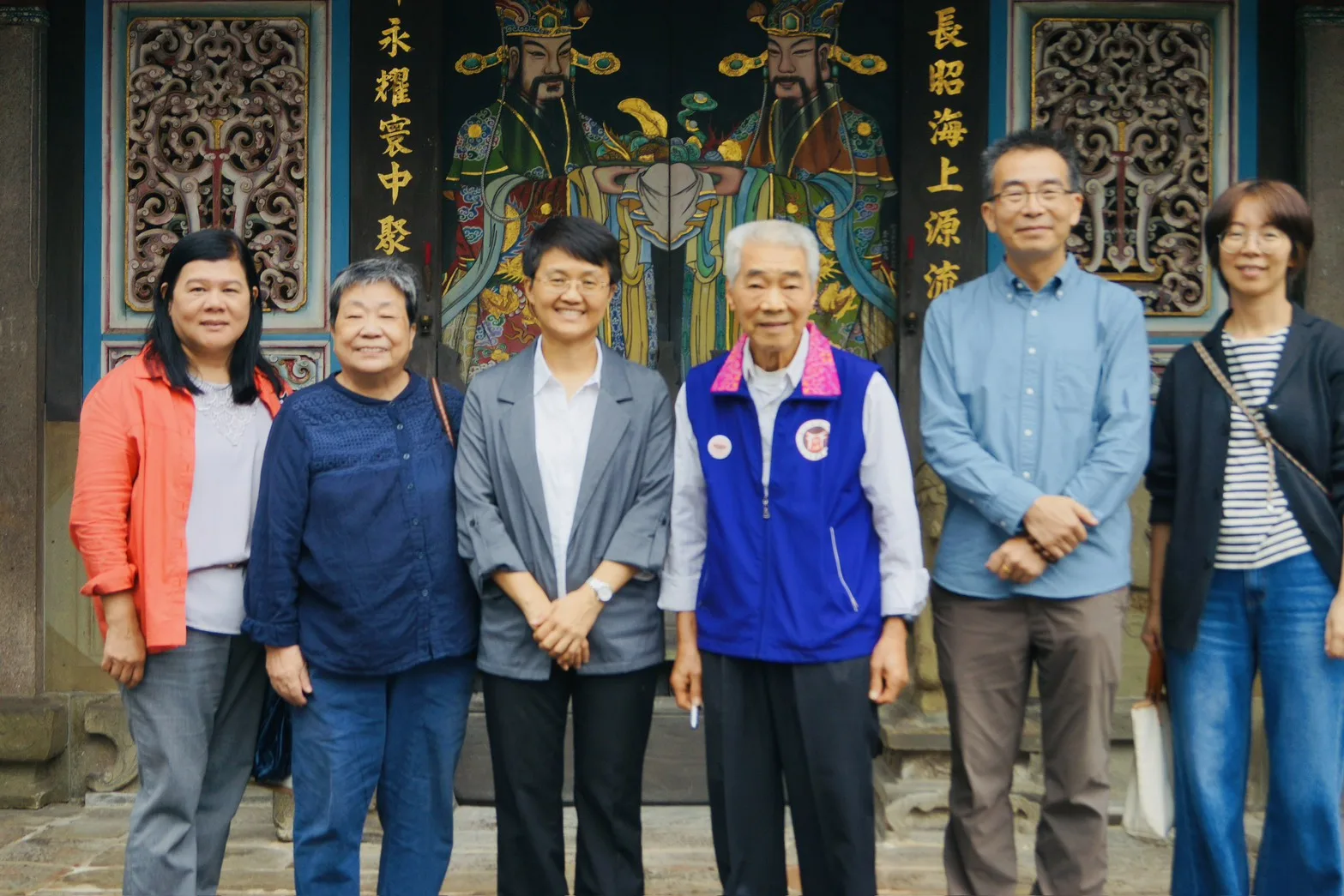 客委會主委古秀妃等一行人於縣定古蹟新埔陳氏宗祠合影。客家委員會提供