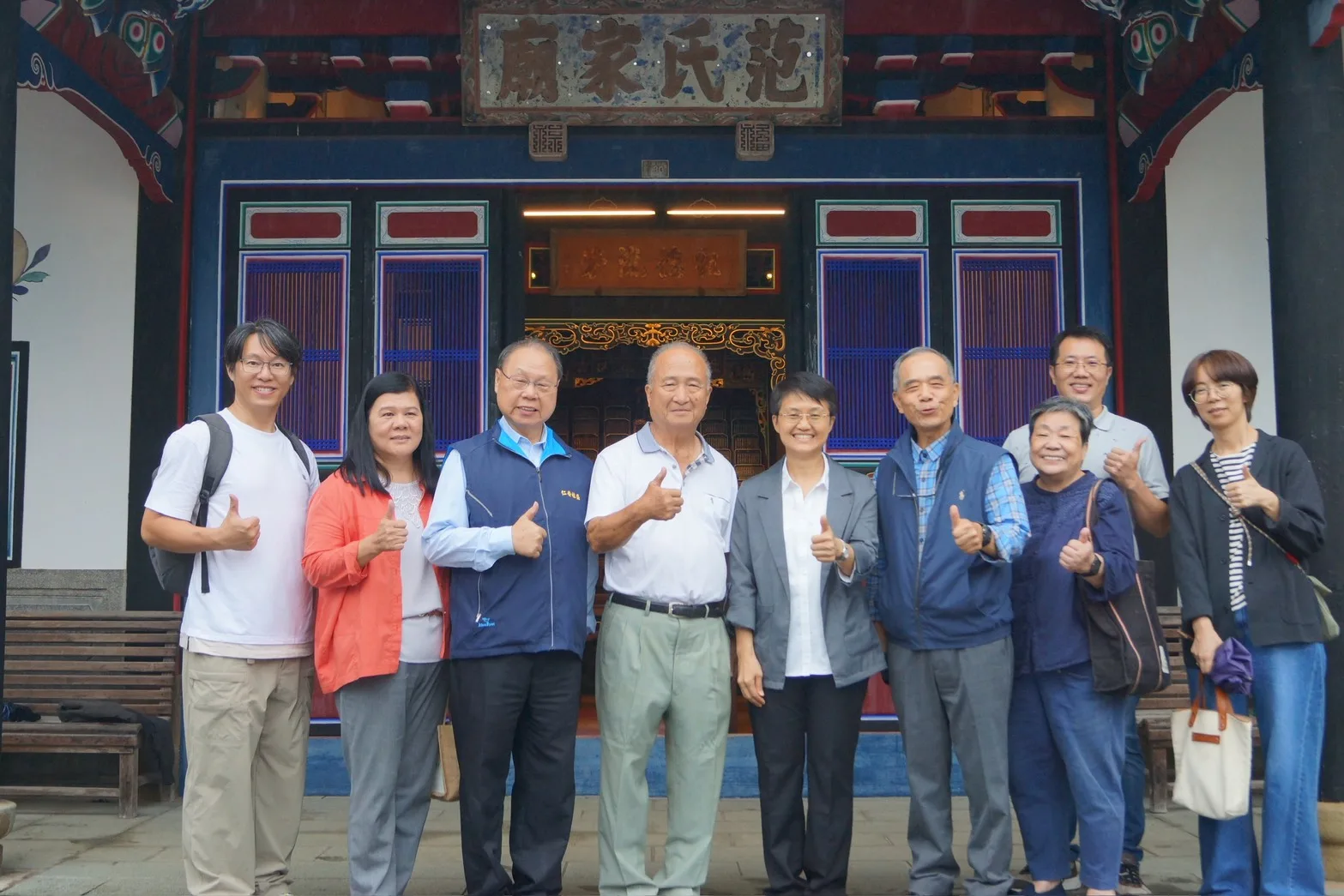 客委會主委古秀妃等一行人於縣定古蹟新埔范氏家廟合影。客家委員會提供