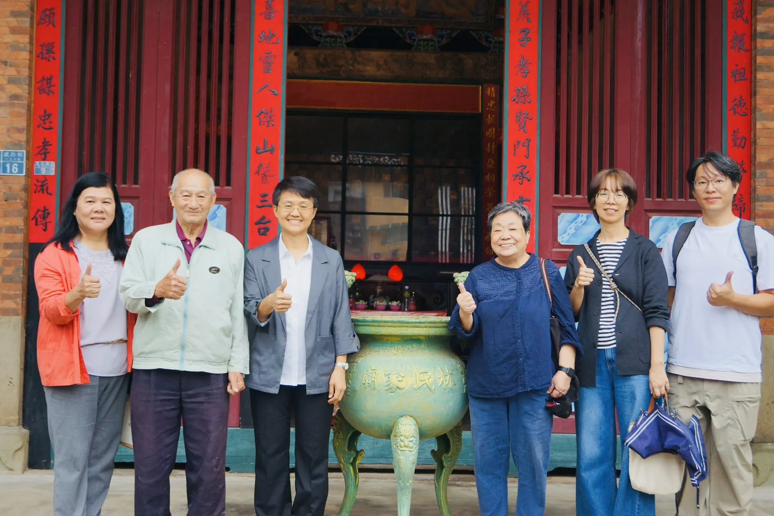 客委會主委古秀妃等一行人於林氏家廟合影。客家委員會提供