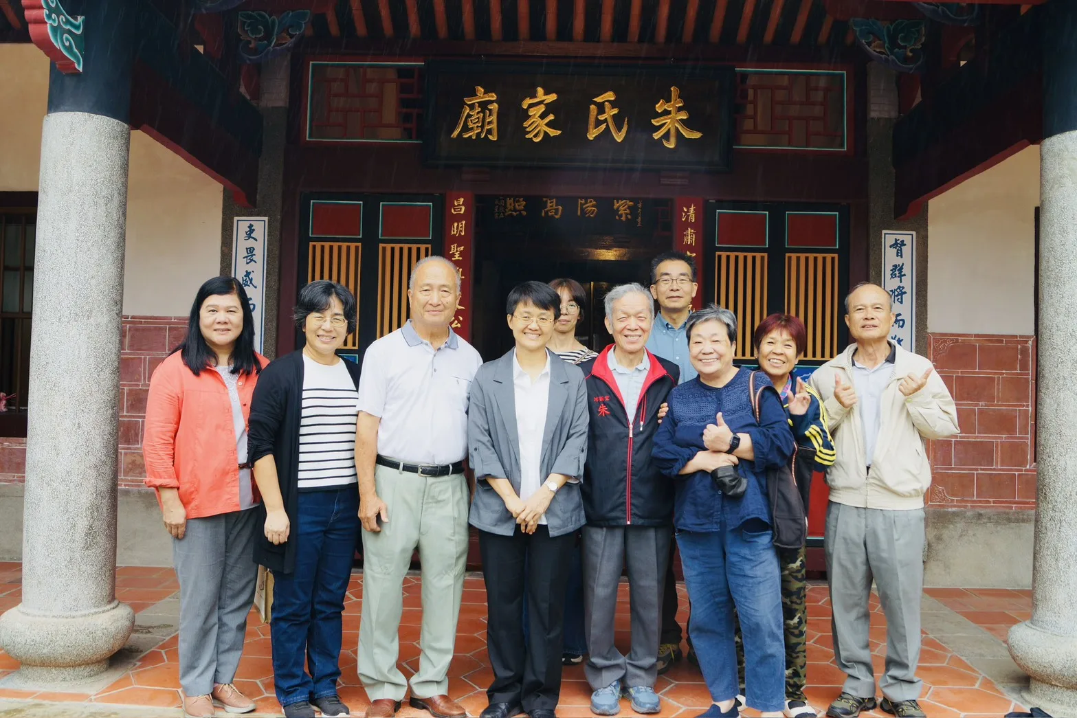 客委會主委古秀妃等一行人於縣定古蹟朱氏家廟前合影。客家委員會提供