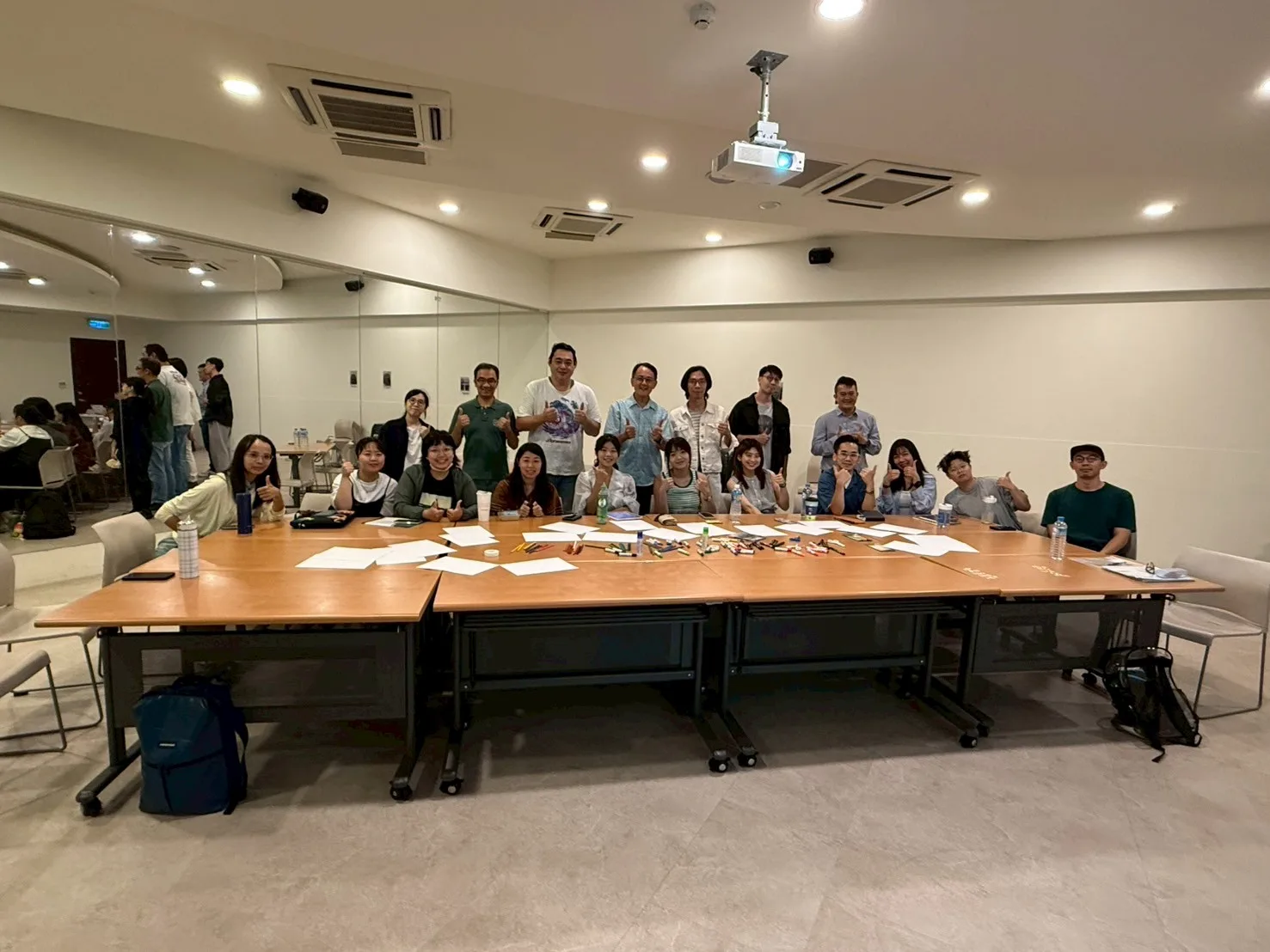 具備公共參與、全球客家文化研究與藝術策展等不同專業入選的青年們,參與8月3日培訓工作坊。臺北市政府客家事務委員會提供